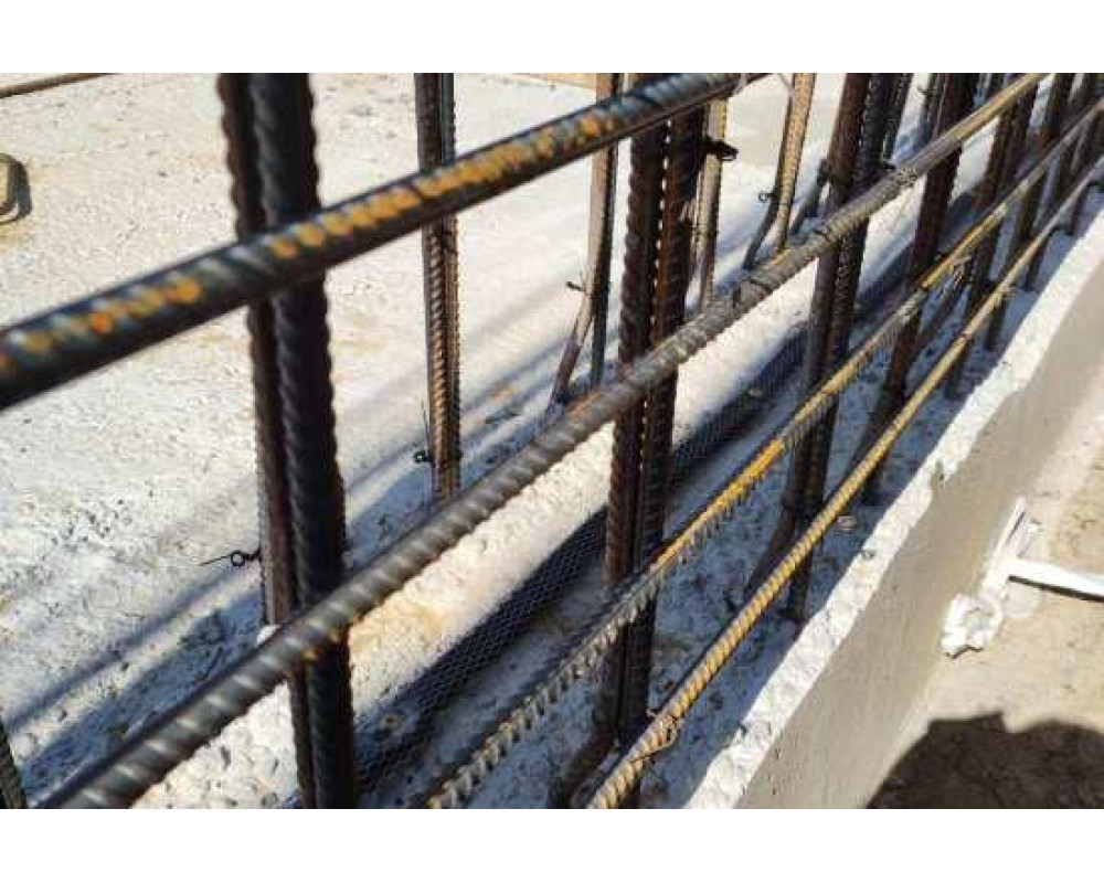 Промышленный объект в Винницкой области гидроизоляция фундамента - герметизация холодных швов с помощью шнура бентонита размером 10*20 и крепежного профиля к нему