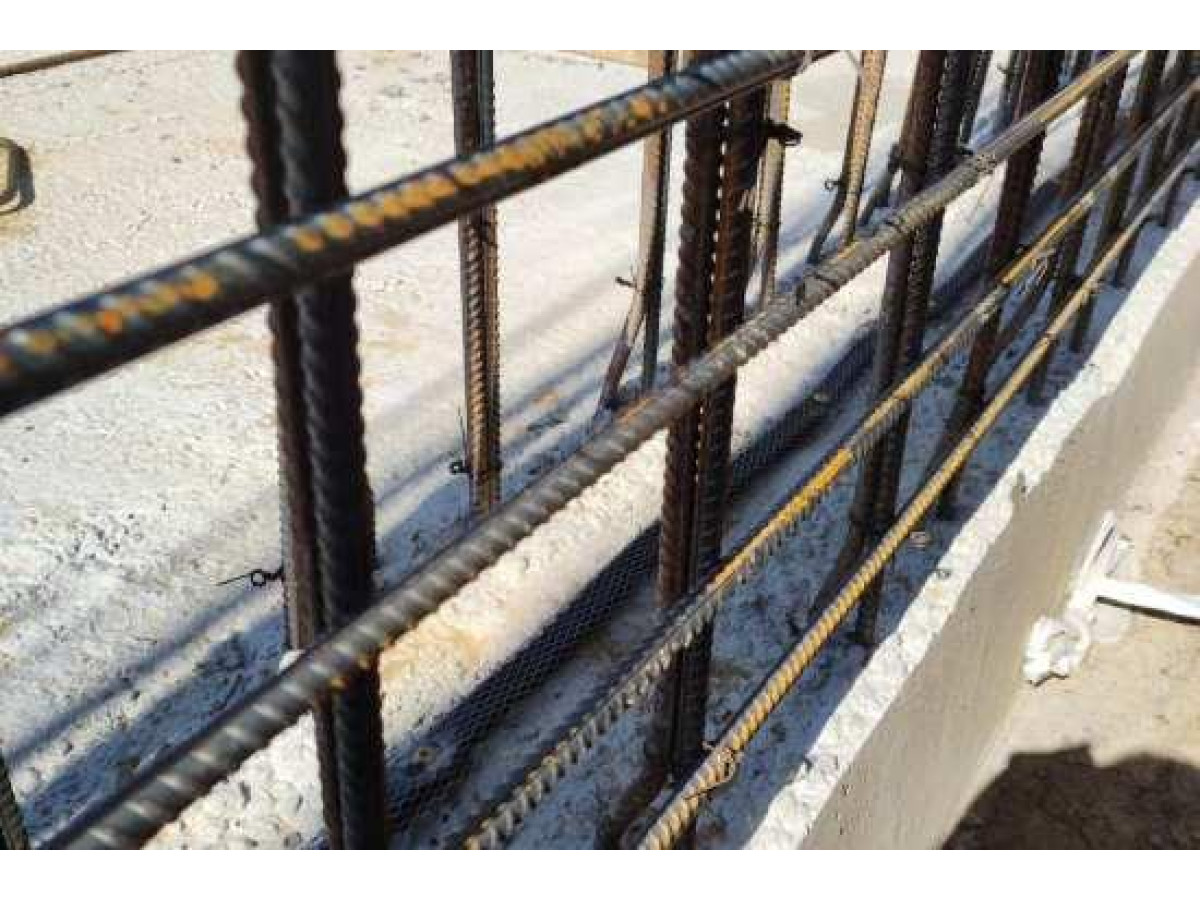 Промышленный объект в Винницкой области гидроизоляция фундамента - герметизация холодных швов с помощью шнура бентонита размером 10*20 и крепежного профиля к нему