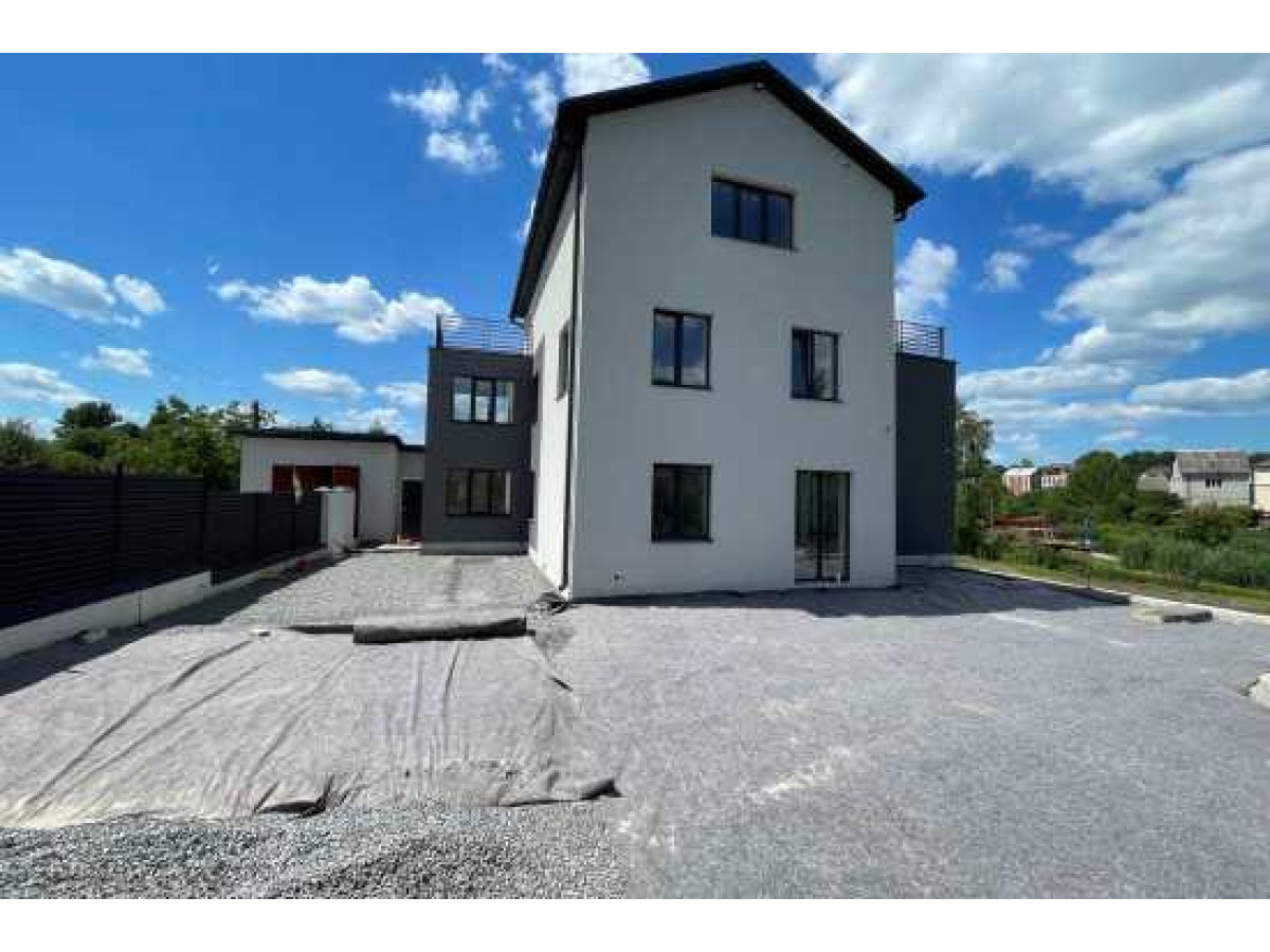 Укладання тротуарної плитки з використанням геотекстилю в приватному будинку в м. Шепетівка