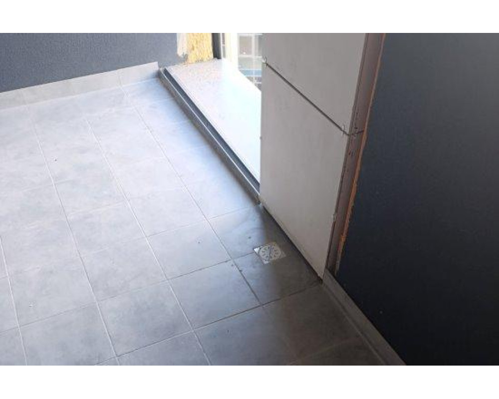 Трапы из нержавеющей стали SLIM 10х10см с горизонтальным выходом 50мм на балконах в ЖК г.Киев