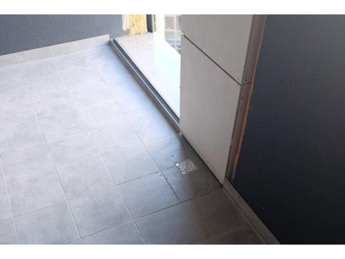 Трапи з нержавіючої сталі на балконах у ЖК м.Київ використовували трап SLIM 10х10см з горизонтальним виходом 50мм