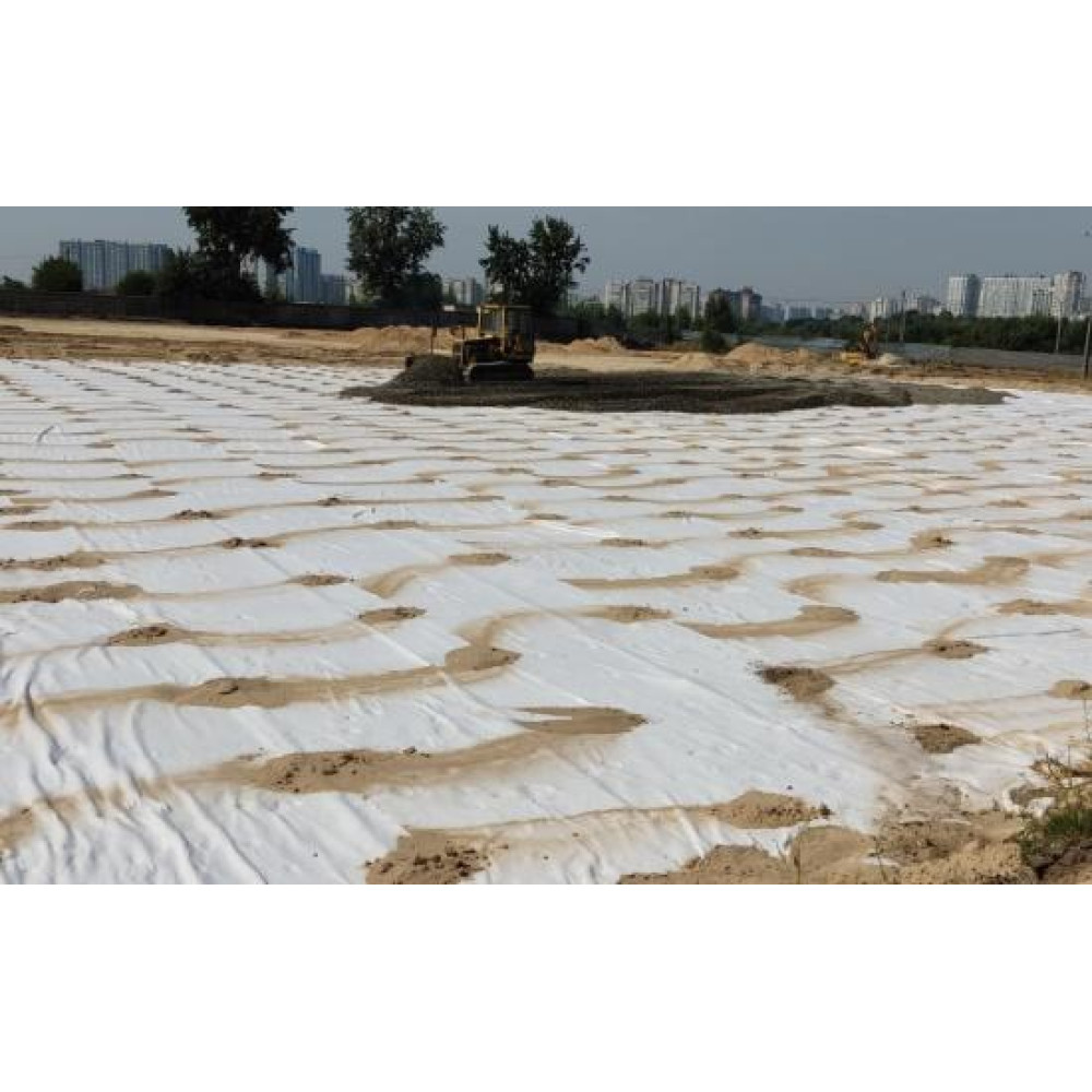 Геотекстиль голкопробивний, щільністю 300 гр./м2 для утеплення винограду, укріплення схилів, захисту фундаменту, тимчасових доріг Геотекстиль голкопробивний, щільністю 300 гр./м2 для утеплення винограду, укріплення схилів, захисту фундаменту, тимчасових доріг