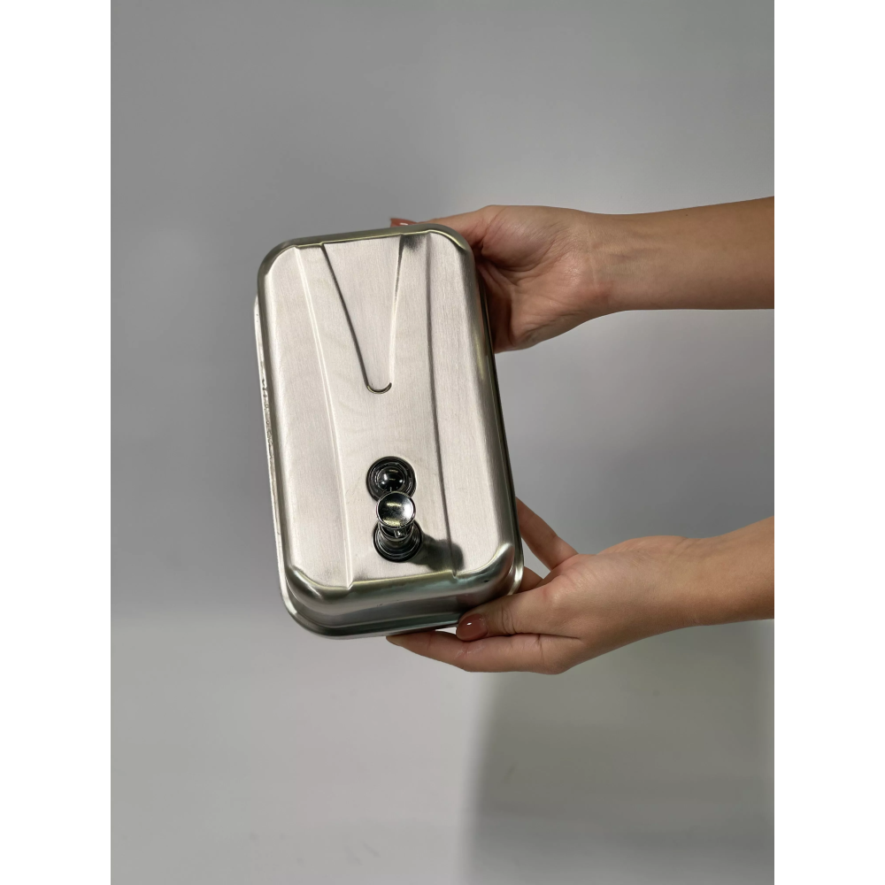 Диспенсер дозатор для жидкого мыла настенный из нержавеющей стали бытовой удобный 1литр. Диспенсер дозатор для жидкого мыла настенный из нержавеющей стали бытовой удобный 1литр.