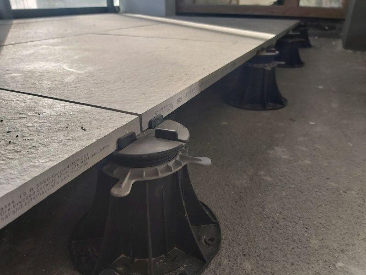 Експлуатована покрівля на регульованих опорах