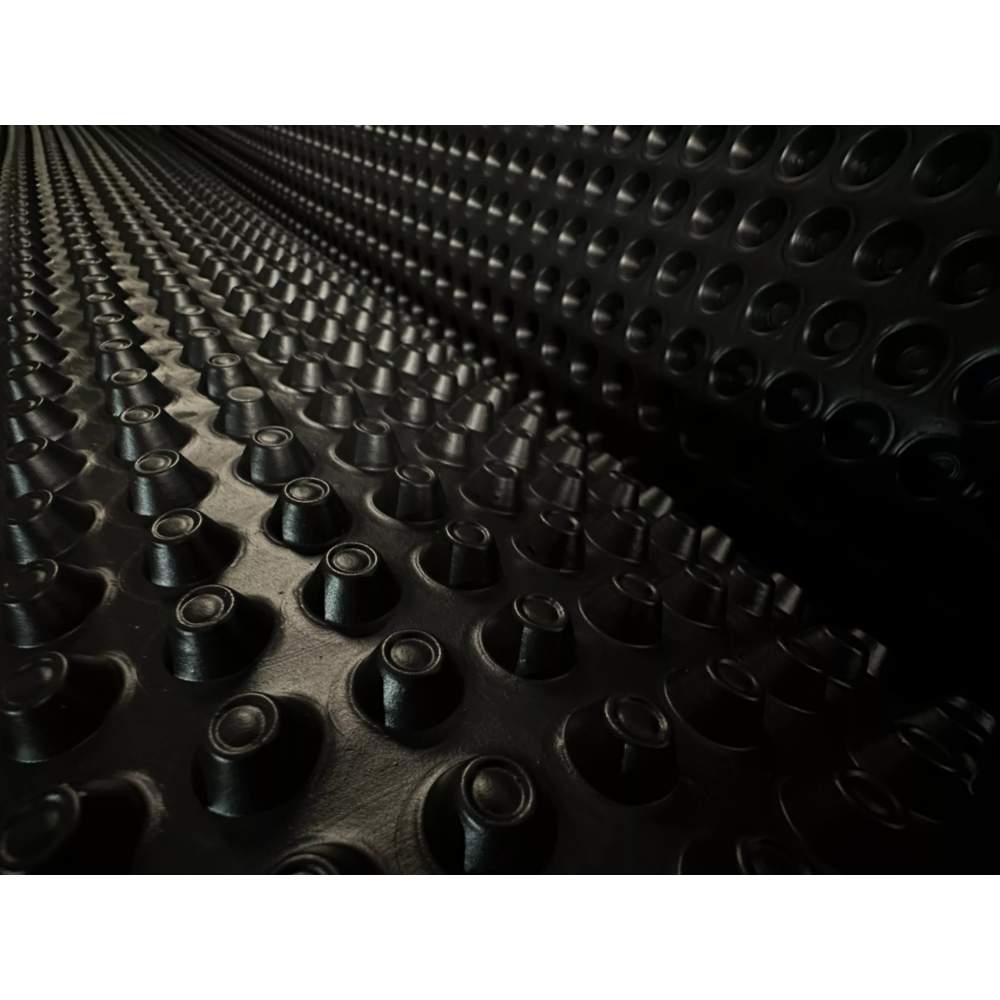 Мембрана профилированная шиповидная 500 гр/м2 (2х20м) для защиты гидроизоляции и дренажа подземных и наземных сооружений с повышенными нагрузками Мембрана профилированная шиповидная 500 гр/м2 (2х20м) для защиты гидроизоляции и дренажа подземных и наземных сооружений с повышенными нагрузками