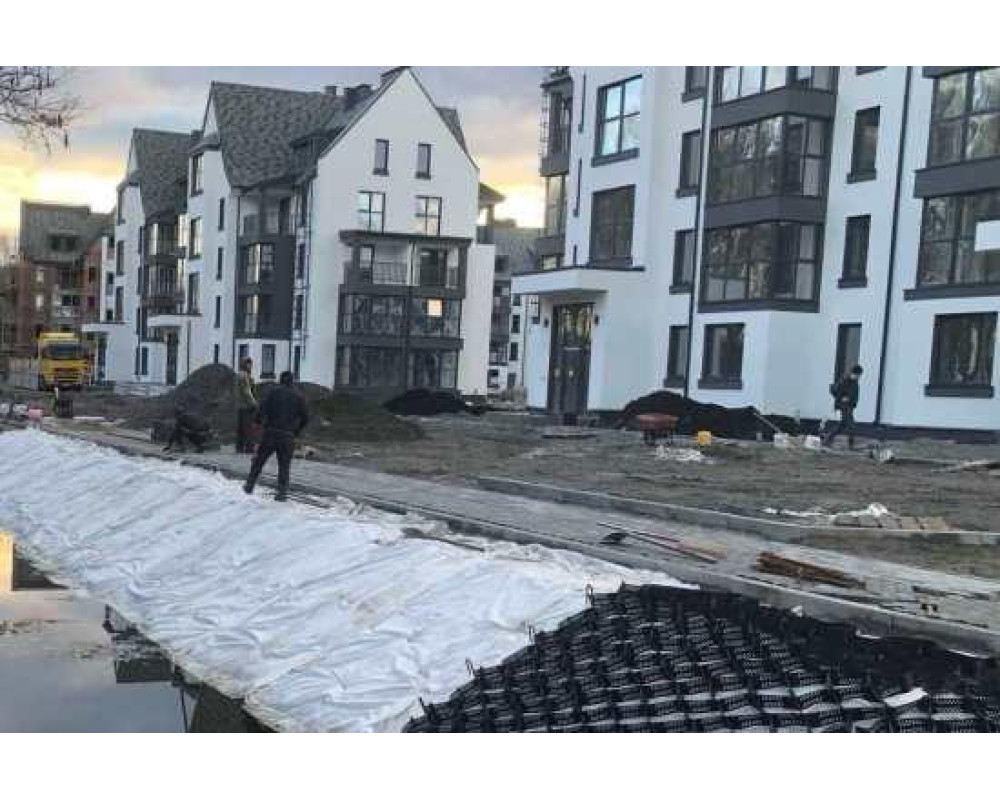 Благоустройство территории жилого комплекса в Киеве с помощью геотекстиля, который использовался под тротуарную плитку и укрепление береговой линии