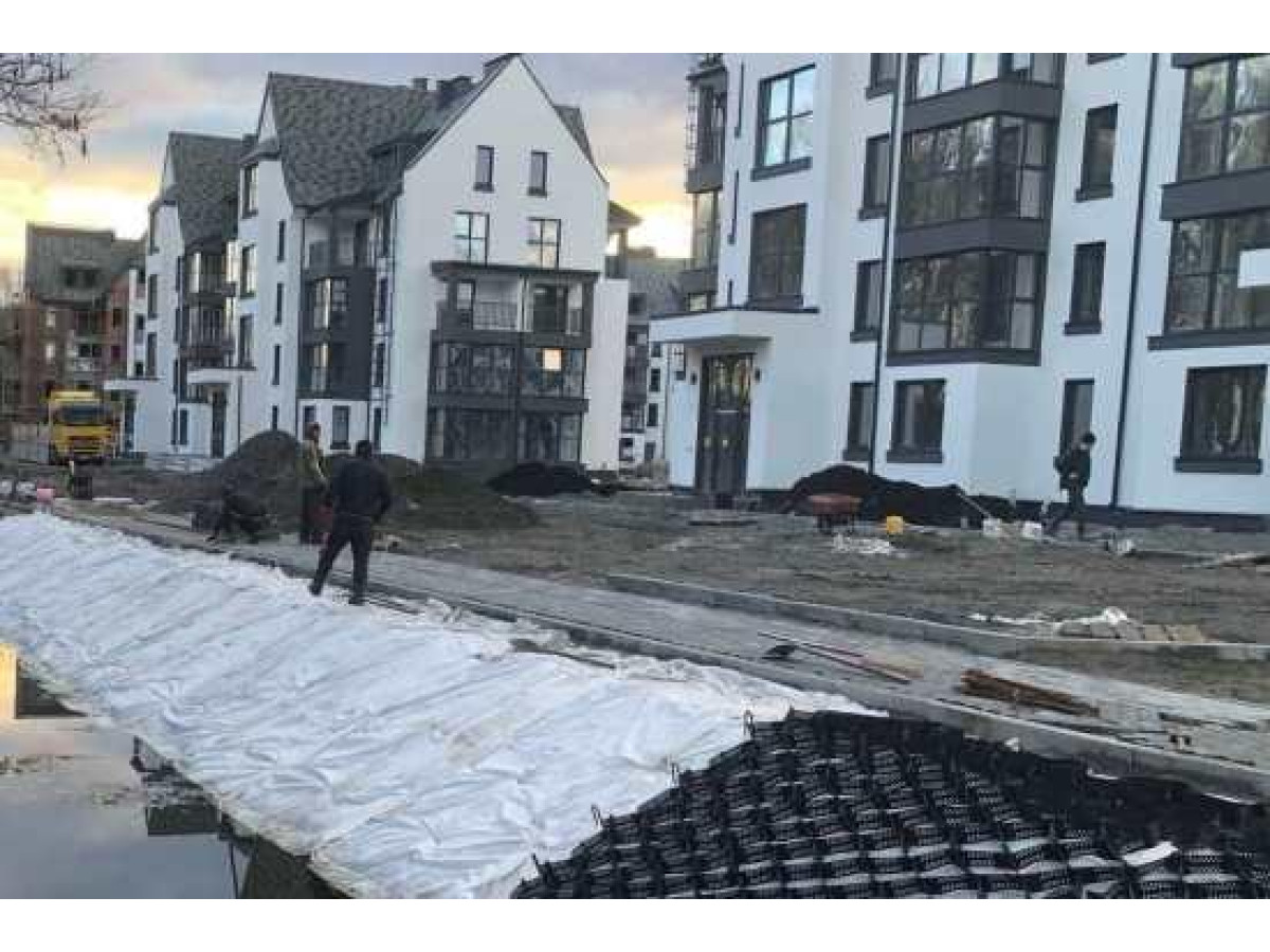 Благоустрій території житлового комплексу в Києві за допомогою геотекстилю, який використовували під тротуарну плитку та укріплення берегової лінії