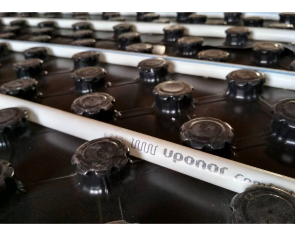 Подогрев полов и стен во всех комнатах с помощью Uponor