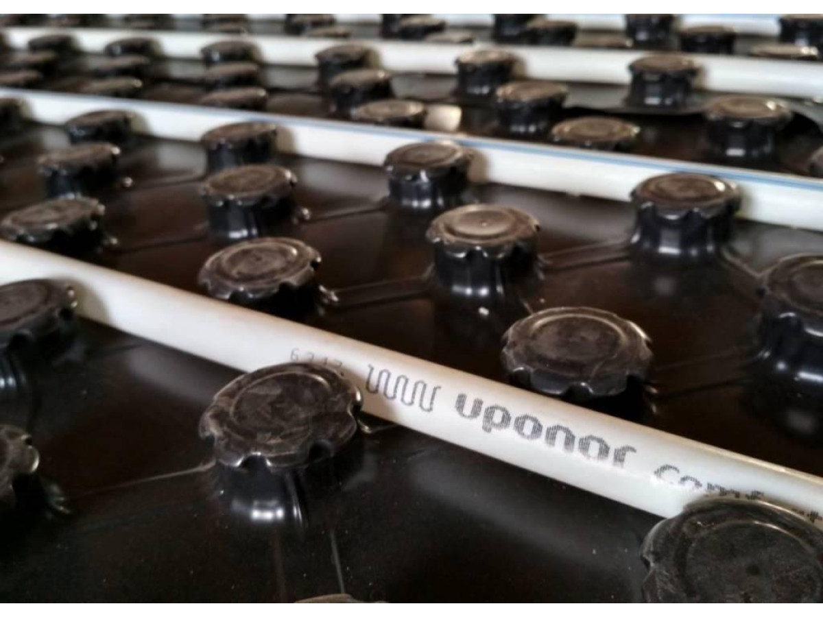 Подогрев полов и стен во всех комнатах с помощью Uponor