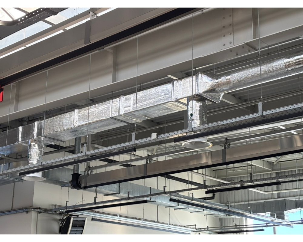 Thermal insulation of ventilation ducts in a car showroom with 9 mm aluminum-coated rubber insulation