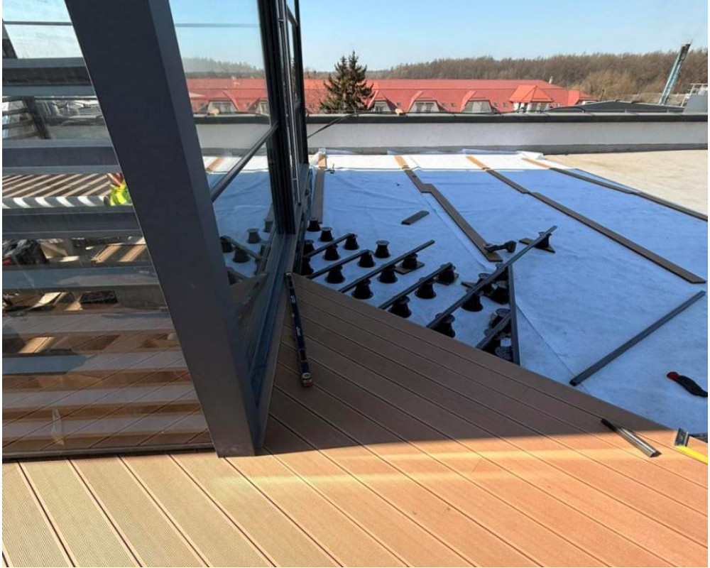 Premium office terrace on adjustable supports
