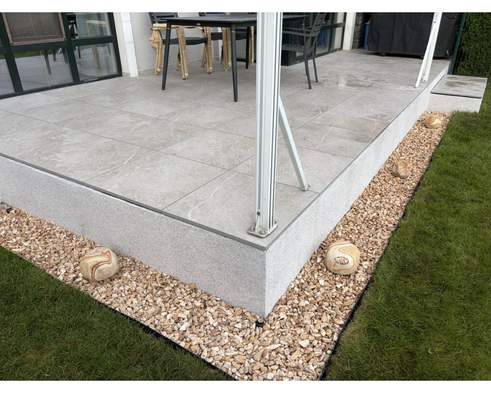 Arranging a private terrace using fixed supports