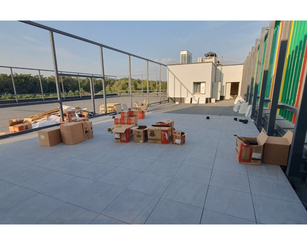 Поставка и монтаж регулируемых опор в Броварском лицее «Мономакс»