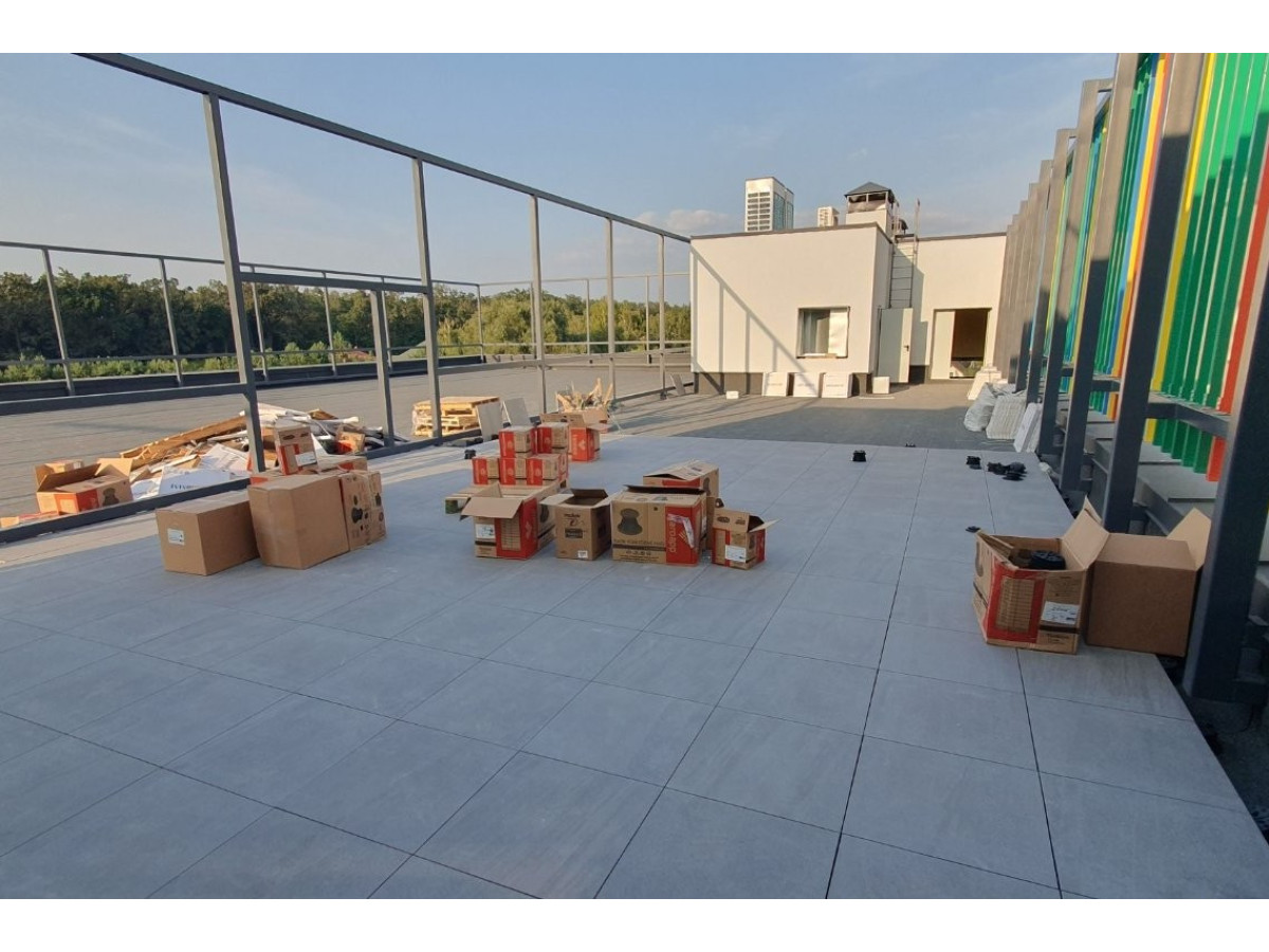 Поставка и монтаж регулируемых опор в Броварском лицее «Мономакс»