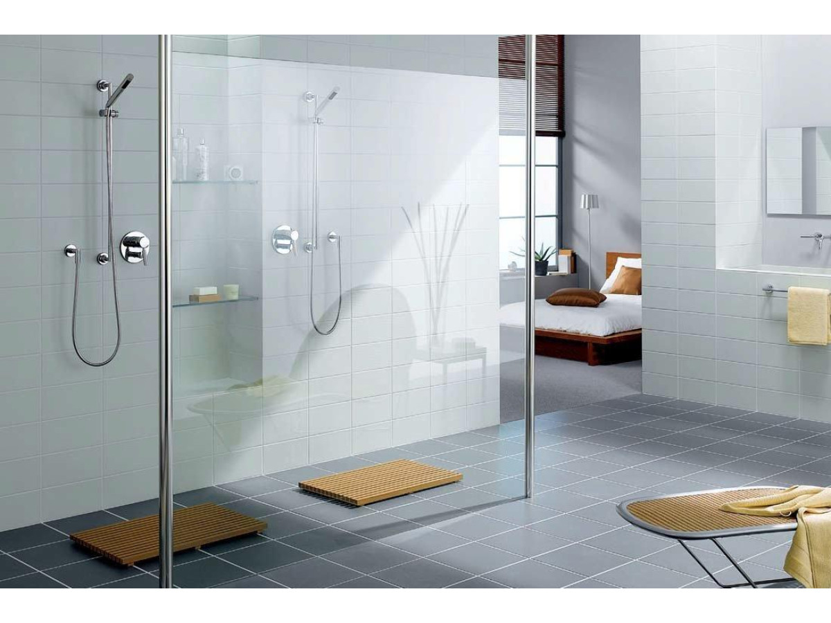 Душ з ухилом без піддону: наскільки це практично