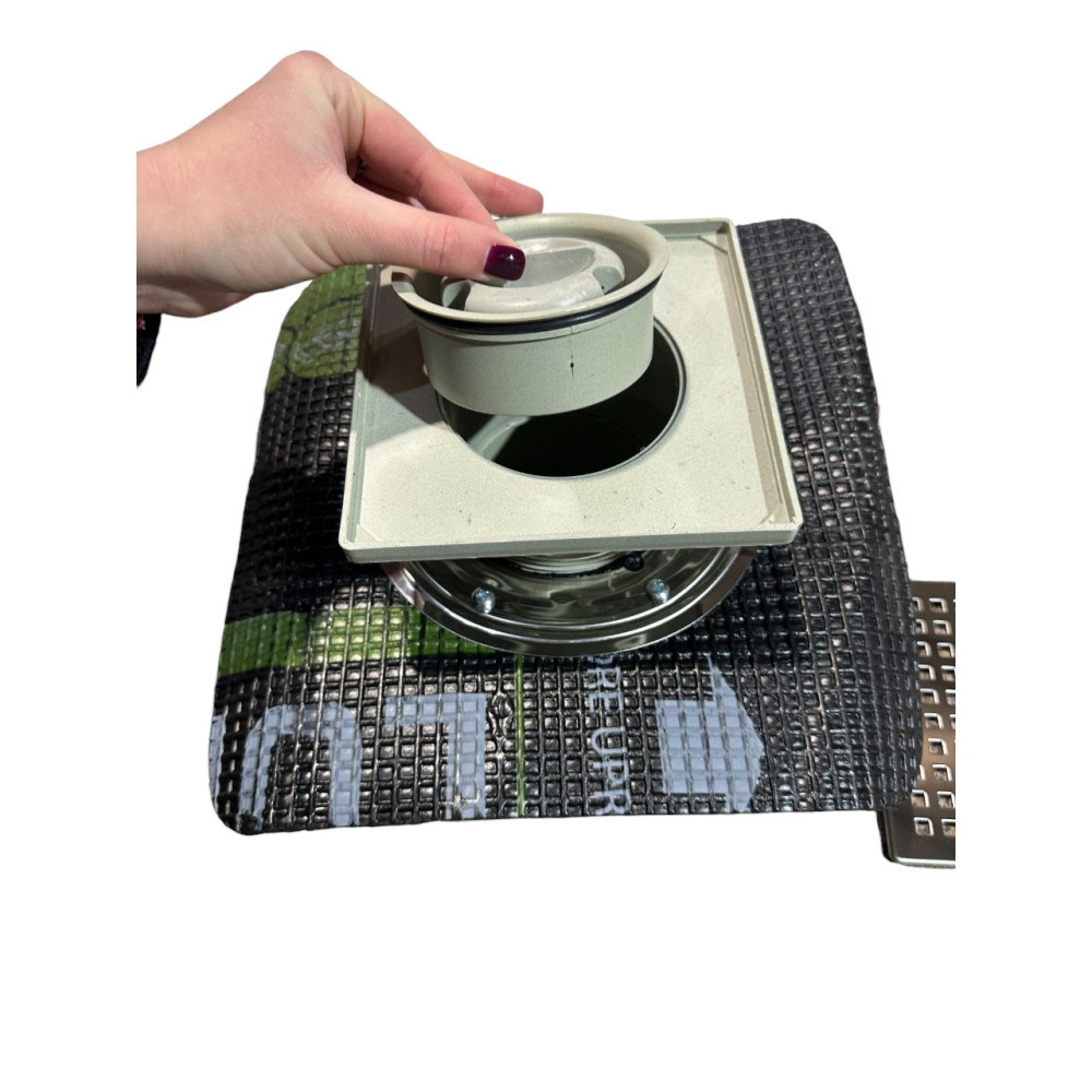 Двухкорпусный трап вертикальный выход D50, 15*15 см с прижимным фланцем и битумной мембраной Двухкорпусный трап вертикальный выход D50, 15*15 см с прижимным фланцем и битумной мембраной