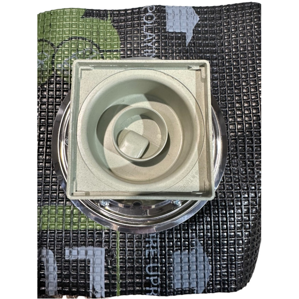 Двухкорпусный трап вертикальный выход D50, 15*15 см с прижимным фланцем и битумной мембраной Двухкорпусный трап вертикальный выход D50, 15*15 см с прижимным фланцем и битумной мембраной