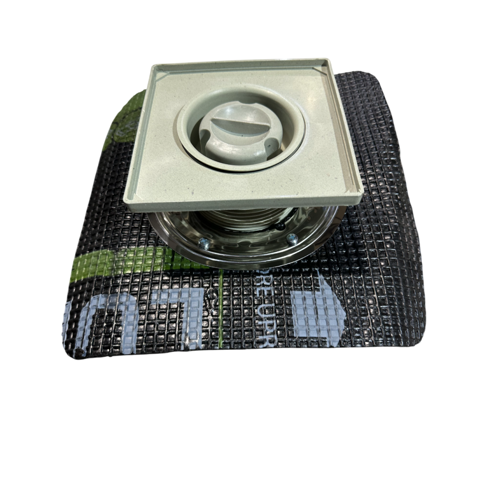 Двухкорпусный трап 15*15см с битумной мембраной, горизонтальный выход D50 Двухкорпусный трап 15*15см с битумной мембраной, горизонтальный выход D50