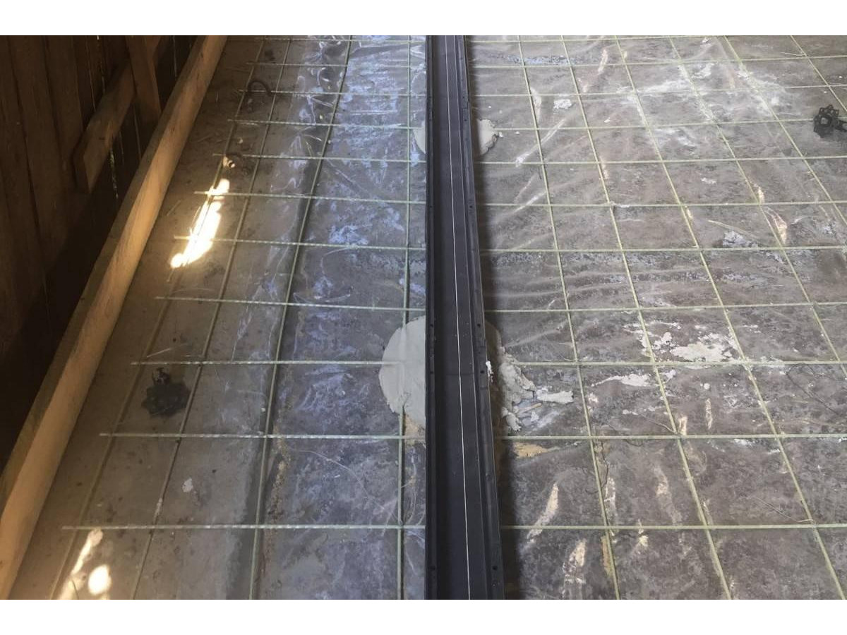 Водоотводные лотки в паркинге