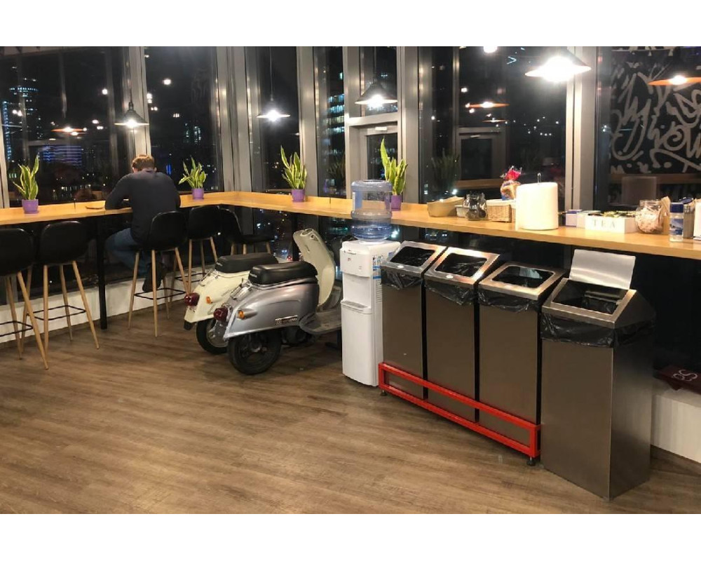 Контейнеры для сортировки мусора, ТРЦ Гулливер