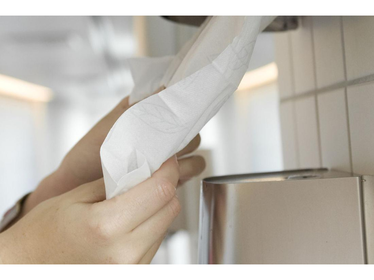 Що краще: сушарка для рук або паперові рушники