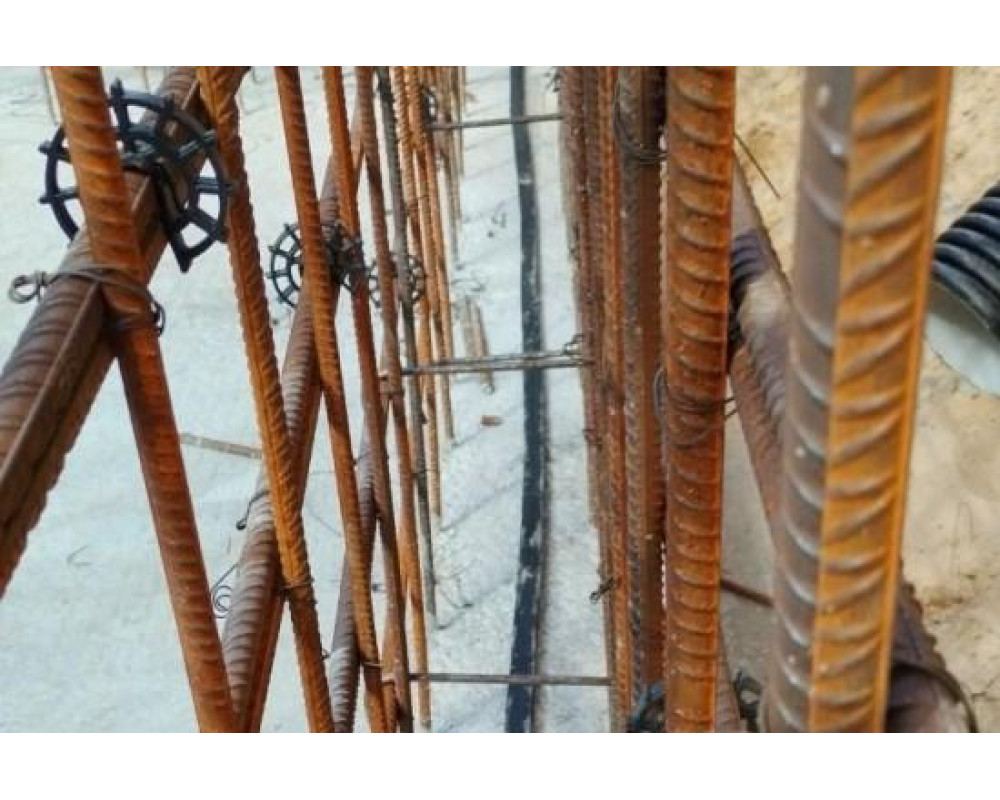 Герметизация холодных швов с помощью бентонитового шнура размером 15*25мм.