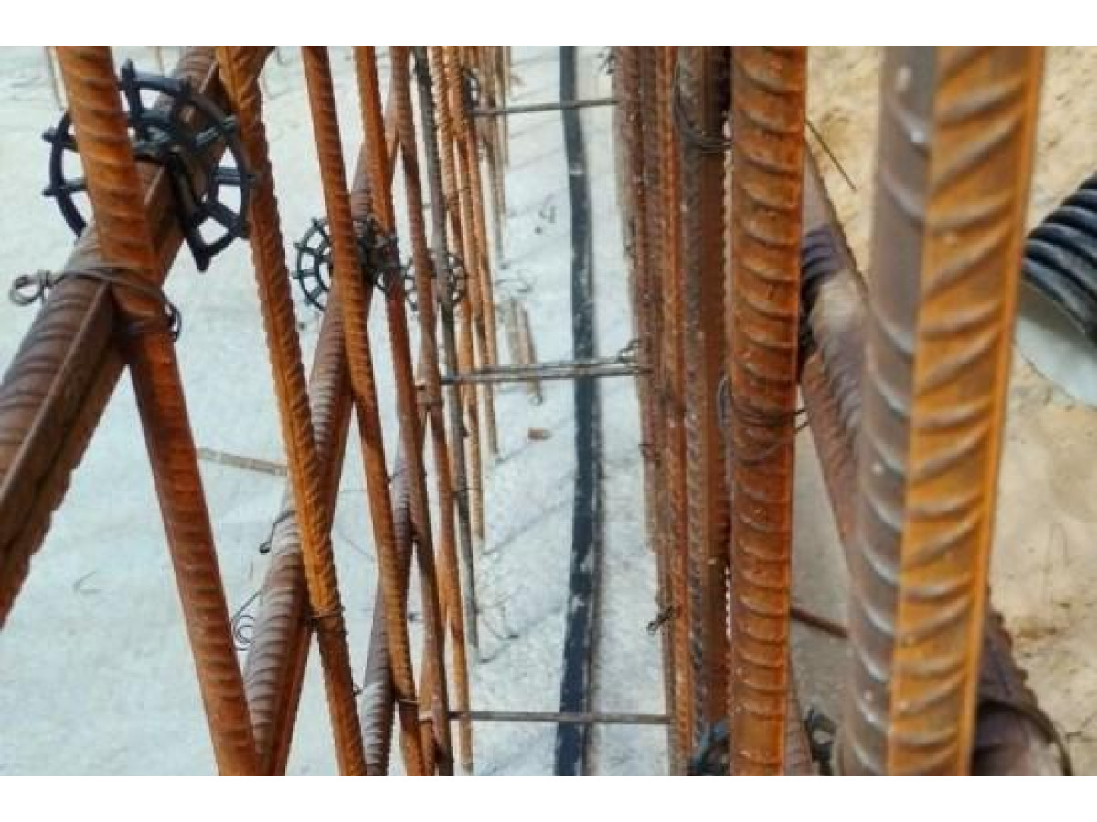 Герметизация холодных швов с помощью бентонитового шнура размером 15*25мм.