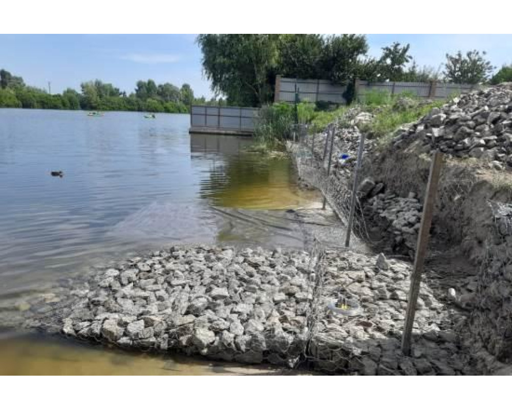 Проект укрепления берега с использованием габионов и термоскрепленного геотекстиля Fibertex F-35 плотностью 200 г/м²