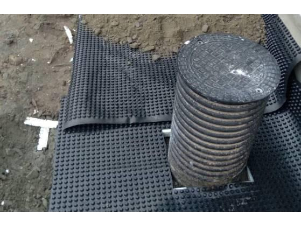 Гідроізоляція фундаменту за допомогою  шиповидної мембрана 400 гр/м2 за адресою:  вул.Сирецька 29, м. Київ