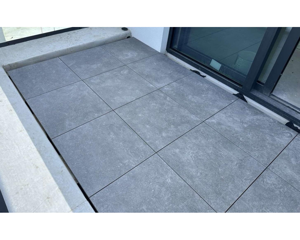 Регулируемые опоры на балконе частного дома