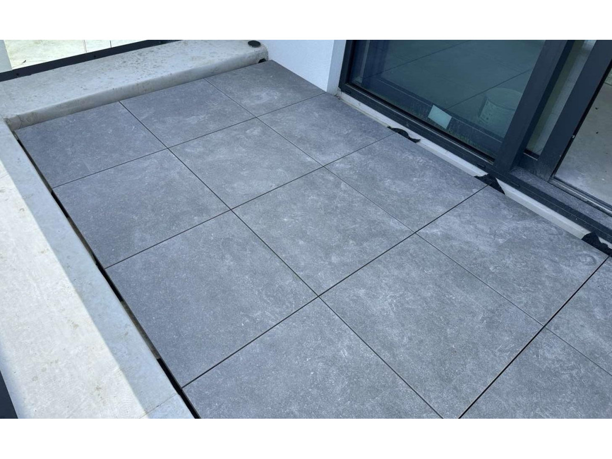 Регулируемые опоры на балконе частного дома