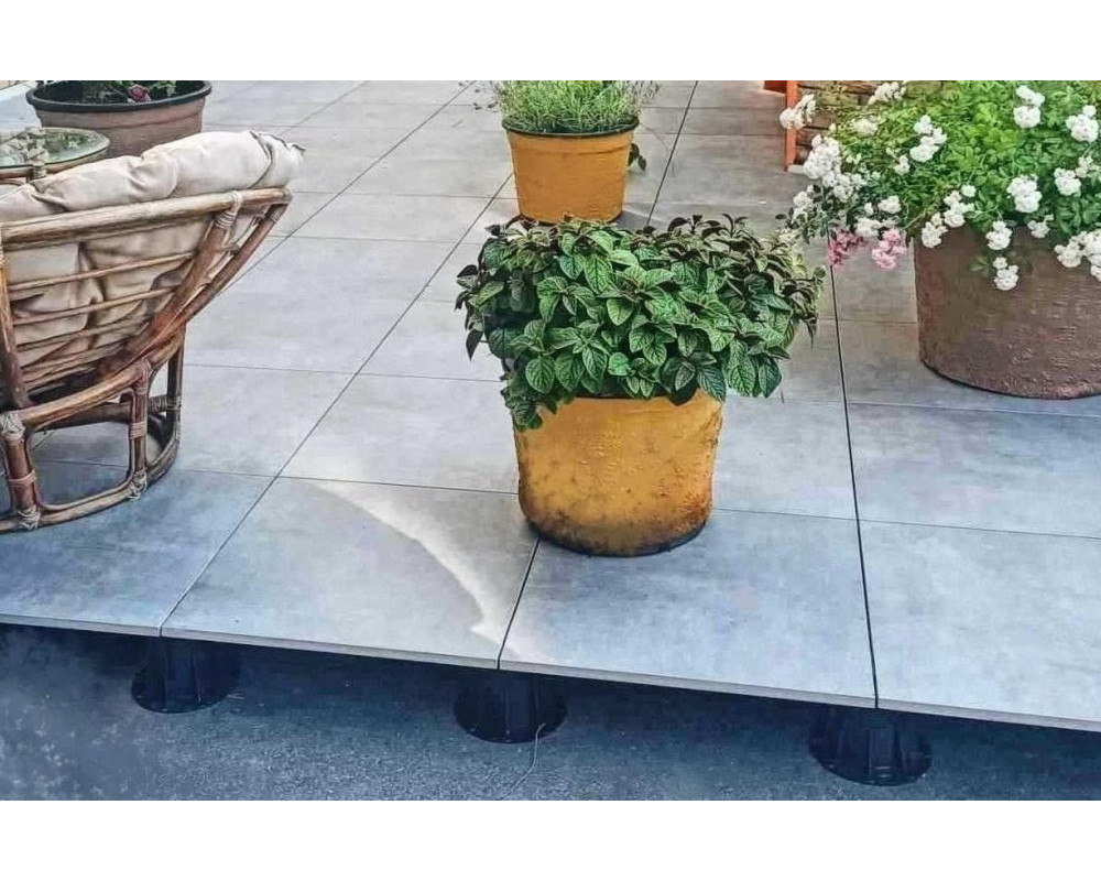 Монтаж регулируемых опор на террасе квартиры в Кременчуге