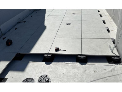 Тераса на покрівлі з ПВХ мембраною на регульованих опорах.