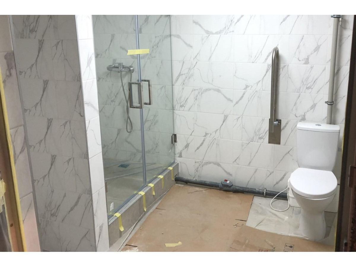 Монтаж поручнів в готельному номері для людей із порушеннями опорно-рухового апарату