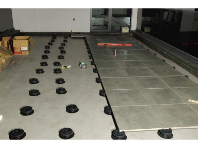 Тераса на покрівлі на регульованих опорах у м. Київ