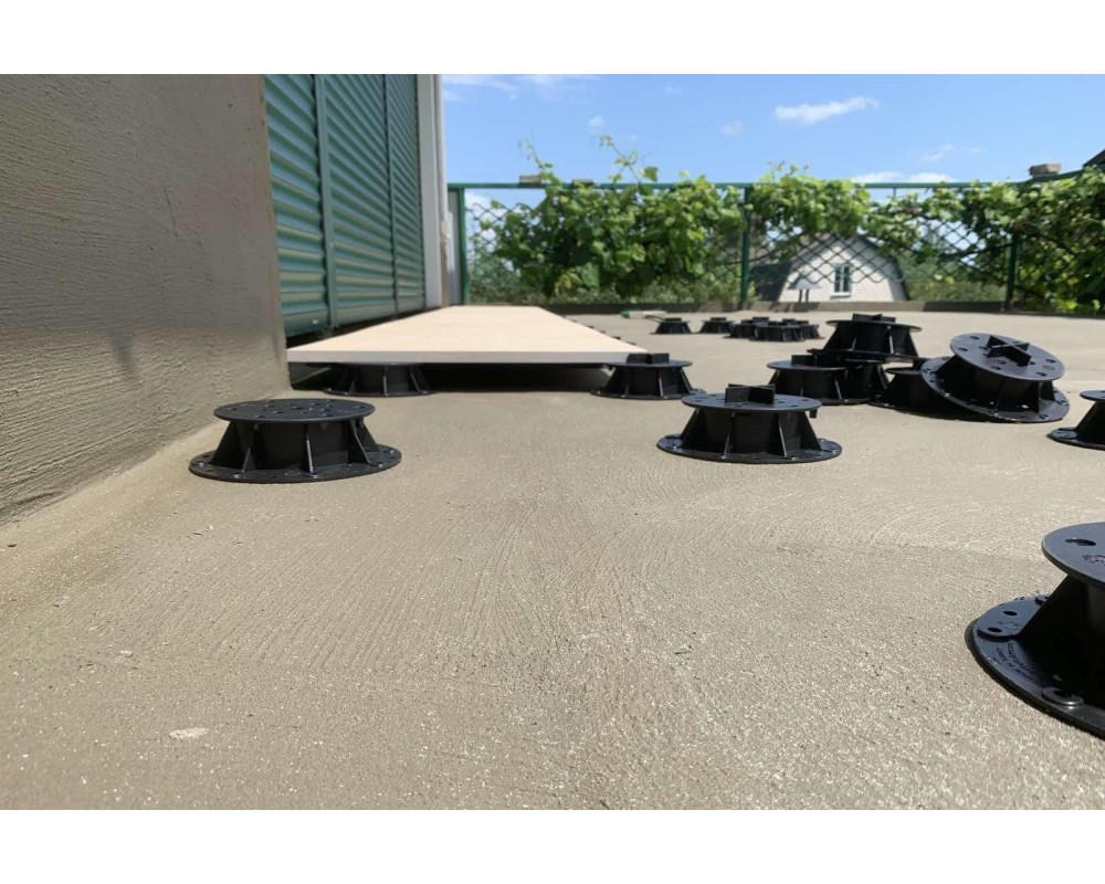 Обустройство частной террасы на регулируемых опорах в г. Конотоп Сумской области.