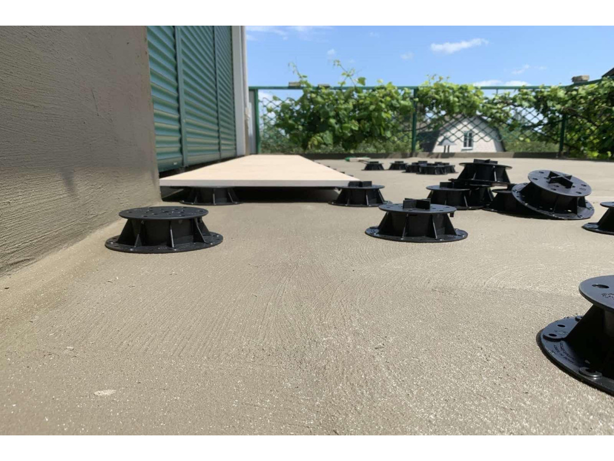 Облаштування приватної тераси на регульованих опорах у м. Конотоп Сумської області.