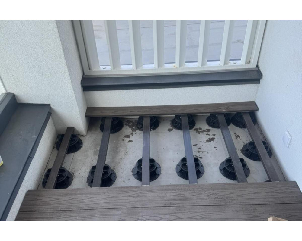 Обустройство террасы и балкона в коттеджном городке КОНЫК