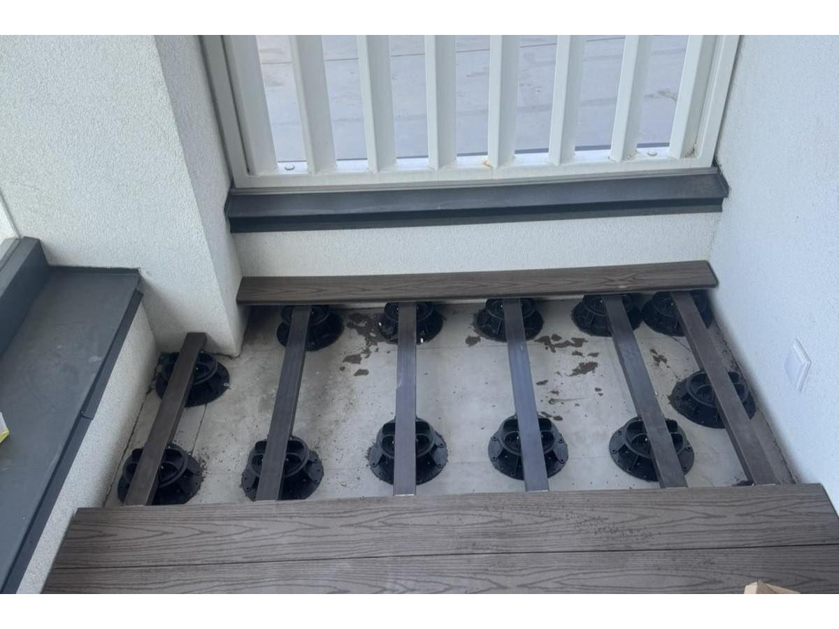 Облаштування тераси та балкону в котеджному містечку КОНИК