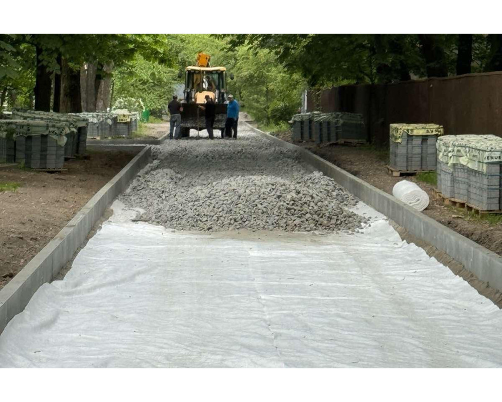 Укладка геотекстиля под тротуарную плитку в пешеходных зонах для обустройства парка в г. Киев