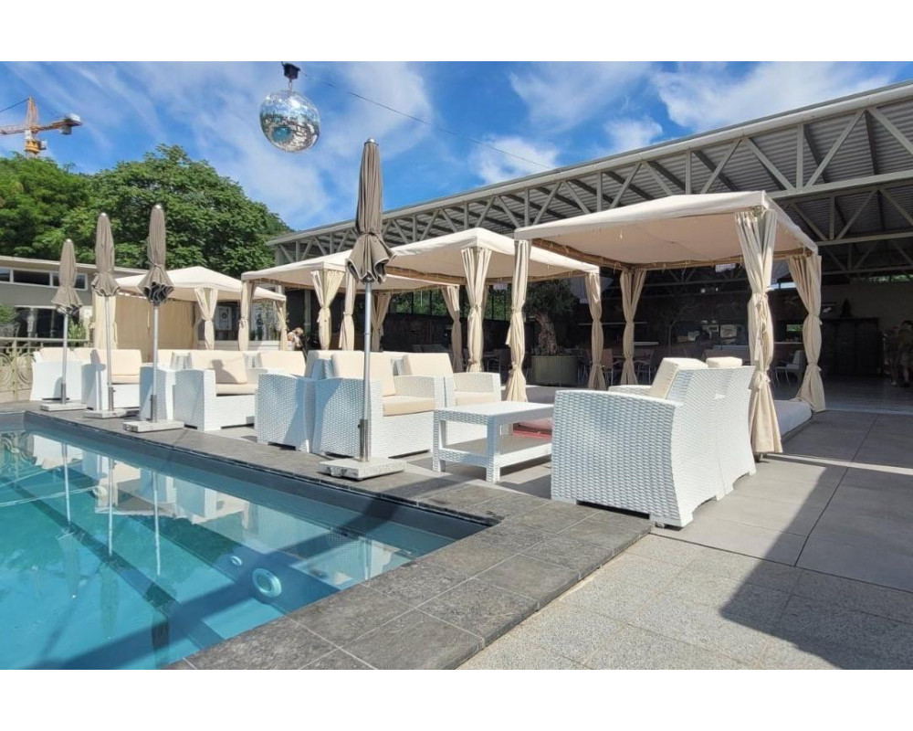 Монтаж регулируемых опор в г.Одесса на одном из пляжных комплексов