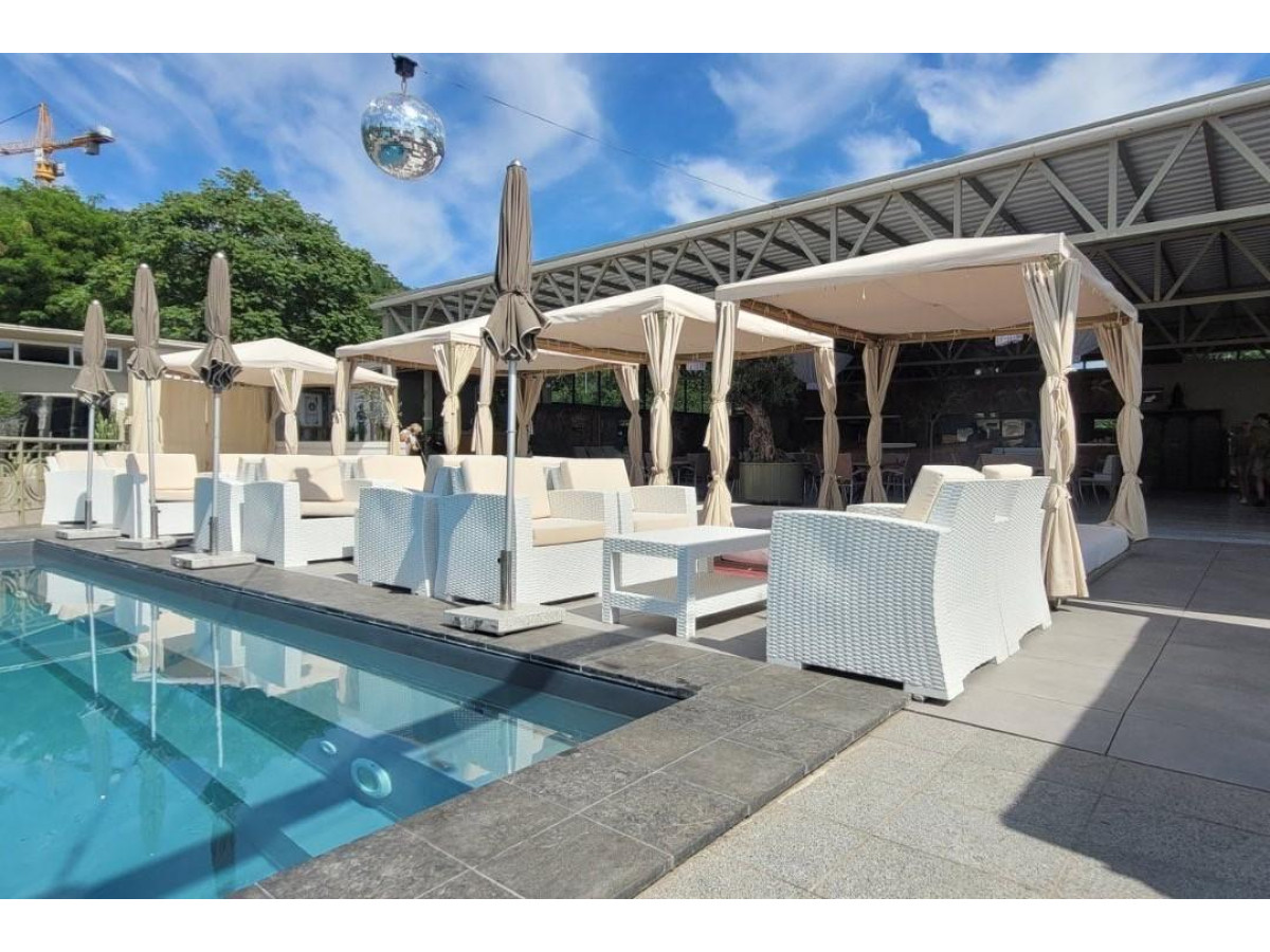 Монтаж регульованих опор в м.Одеса на одному з пляжних комплексів