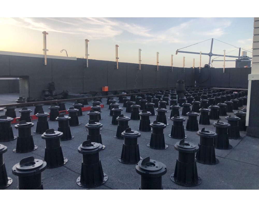 Монтаж регулируемых опор в г.Львов для бизнес террасы одного из офисных центров, для проведения различных мероприятий