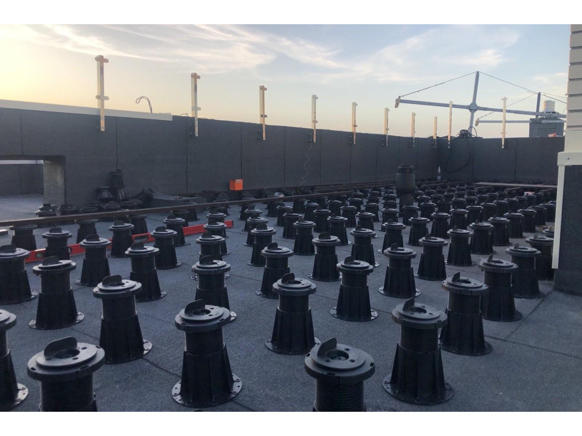 Монтаж регульованих опор в м.Львів для бізнес тераси одного з офісних центрів, для проведення різних заходів