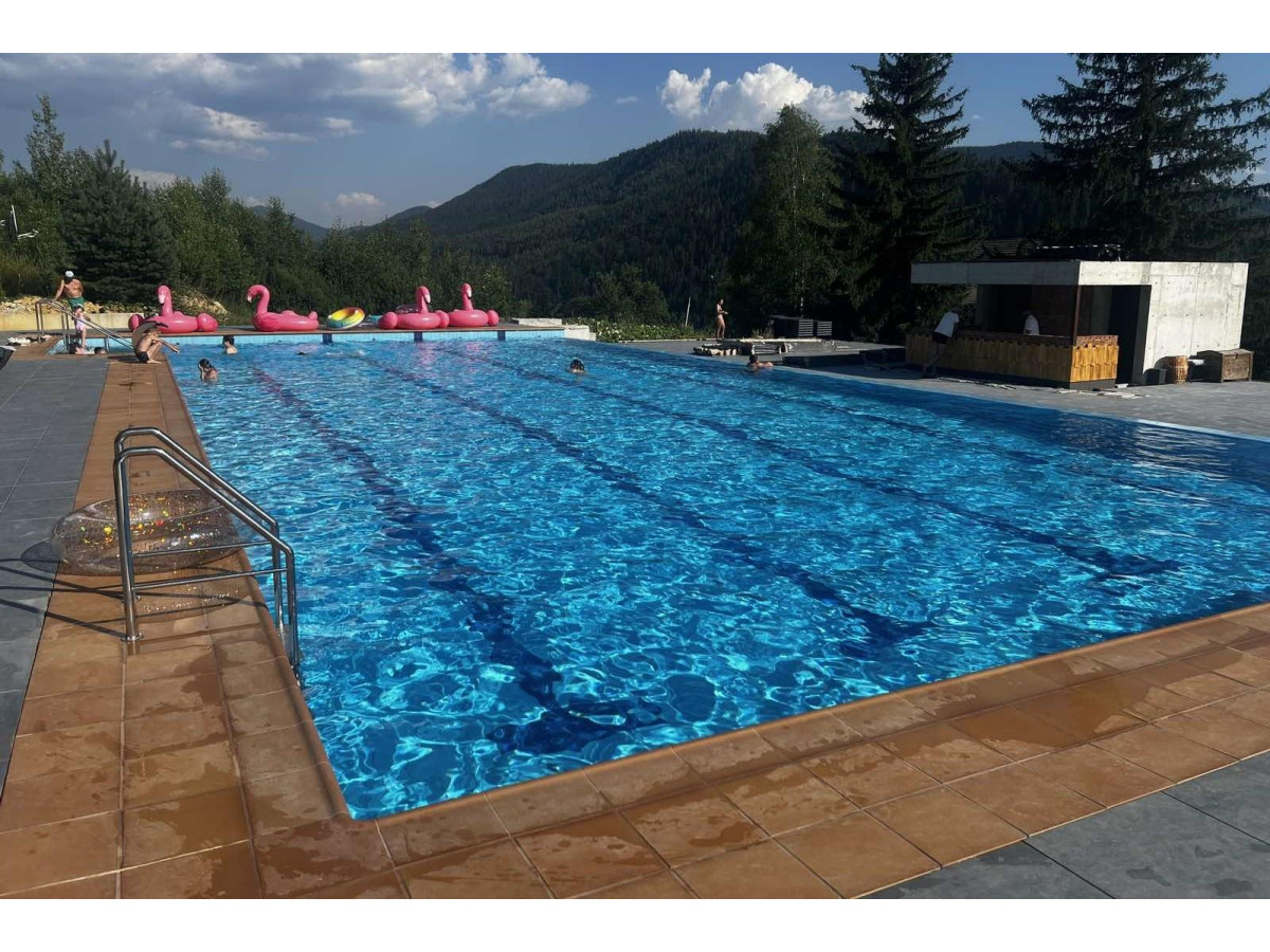 Монтаж регульованих опор для готелю 